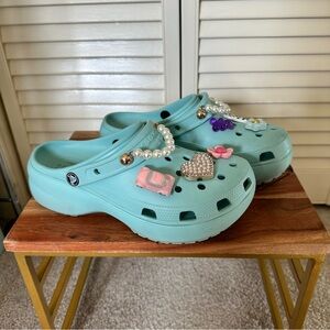 Crocs women’s platform clog in sky blue size 9
